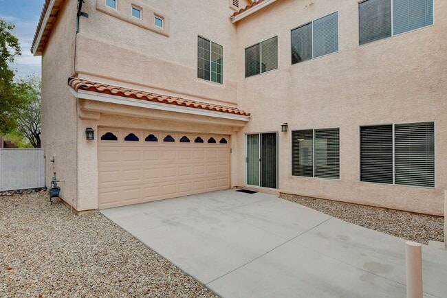 Building Photo - Beautiful 2story house with strip views