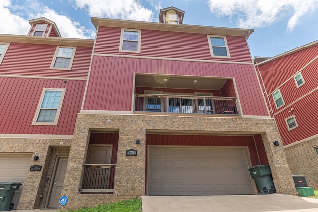 Fully Furnished Condo!! 3 bedroom 2.5 bath minutes from the U of A!!!! - Fully Furnished Condo!!  3 bedroom 2.5 bath minutes from the U of A!!!!