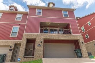 Building Photo - 2805 W Lakewood Dr