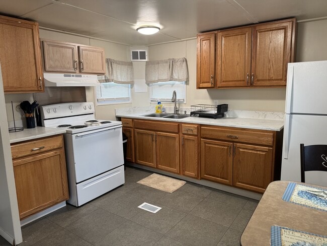 Building Photo - 60 Kraman Ln