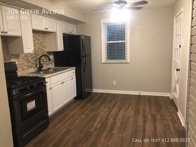 Foto del edificio - 4 Bedroom 1 Bath Newly Renovated!