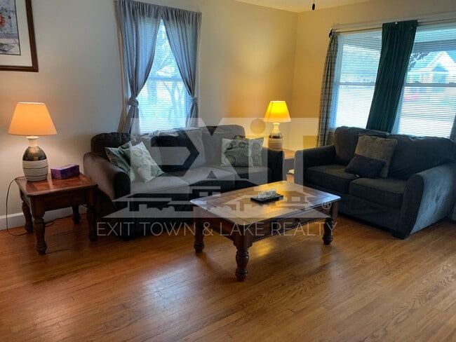 Building Photo - Fully Furnished 3 Bedroom/2 Bathroom Home ...