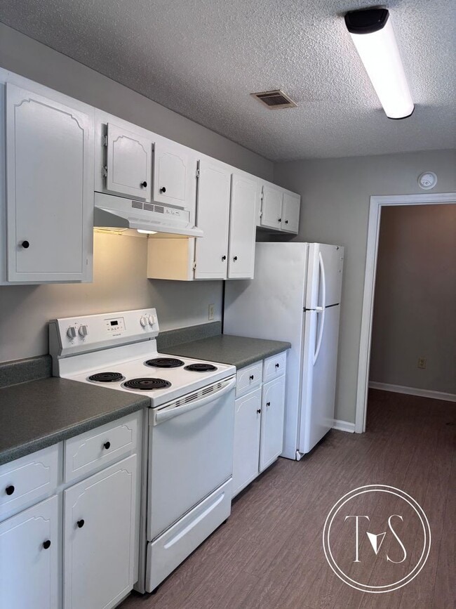 Building Photo - MOVE IN SPECIAL: $250 OFF 1ST MONTH'S RENT!**