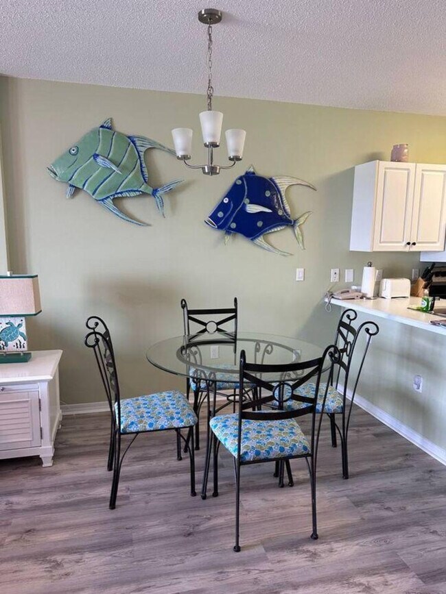 Foto del edificio - 1057 W Beach Blvd