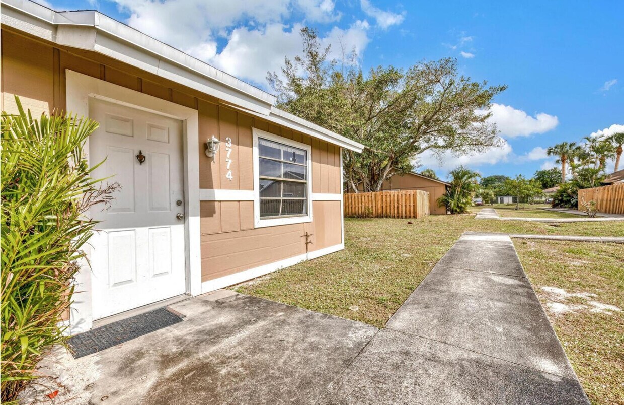 Foto principal - 3774 92nd Ln N