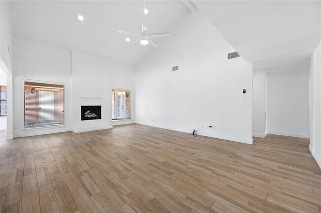 Building Photo - 15603 4 Season Dr