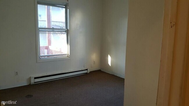 Building Photo - 3 br, 1 bath  - 5 Sutton St