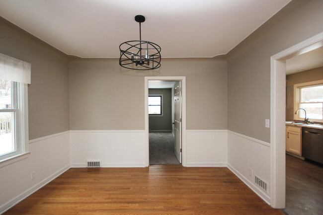Building Photo - 1106 Alger St SE