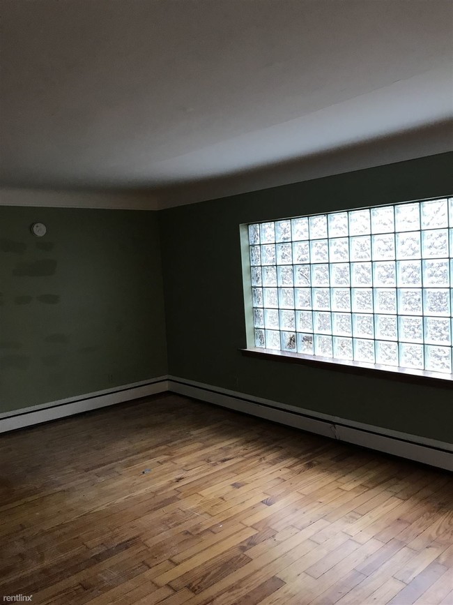 Building Photo - 5 br, 2.5 bath House - 40705 W 13 Mile Rd