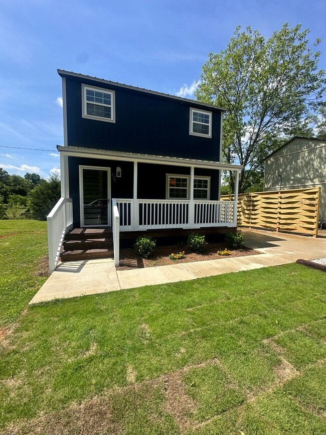 Building Photo - 227 Long St