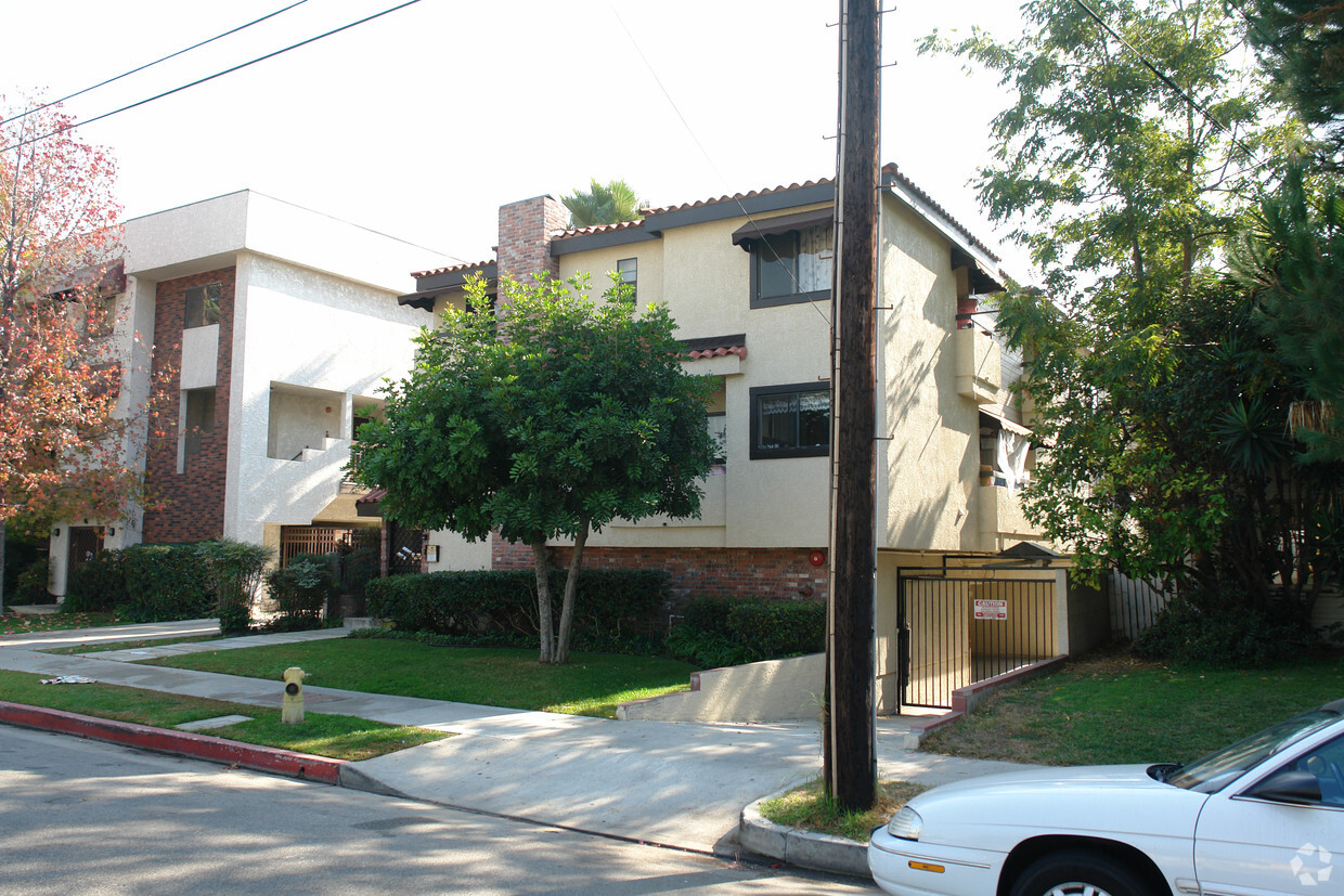 Building Photo - 912 E Maple St