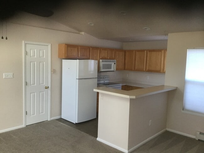 Building Photo - 2 BEDROM, 2 BATHROOM, SINGLE LEVEL TOWNHOU...