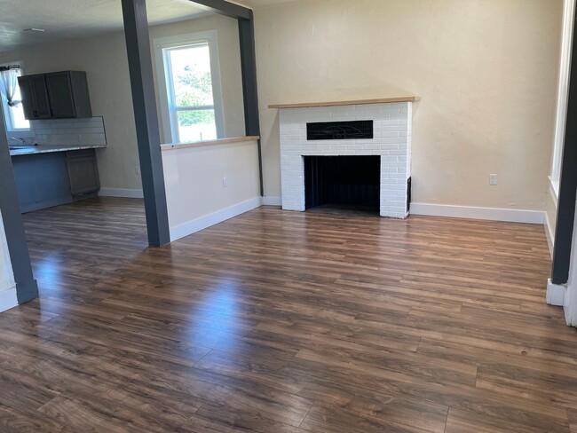 Building Photo - 3 bedroom 2.5 bath home with loft