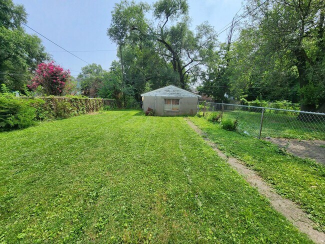 Building Photo - 2 Bedroom 1 Bath Updated Home in Louisville