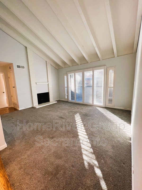 Building Photo - 873 Woodside Ln E