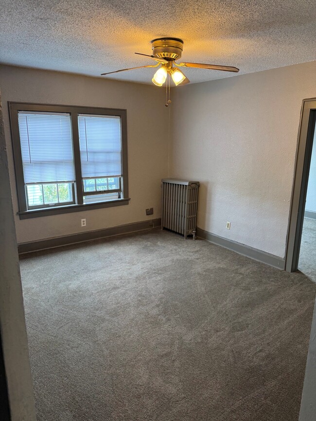 Room - Photo 1 - 1658 N Van Buren St