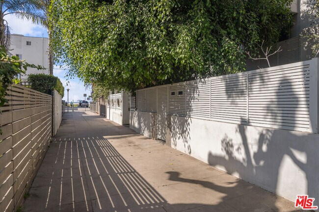 Foto del edificio - 21 1/2 Wavecrest Ave