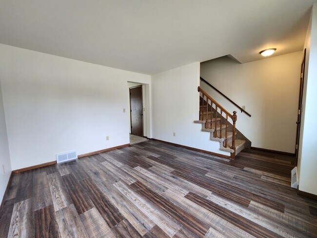 Building Photo - 2 Bedroom Townhouse 1205 Depere St Menasha