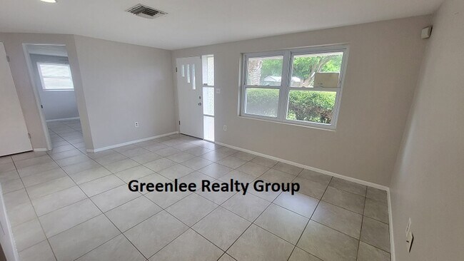 Foto del edificio - Updated - 3 Bed/2 Bath House with Garage