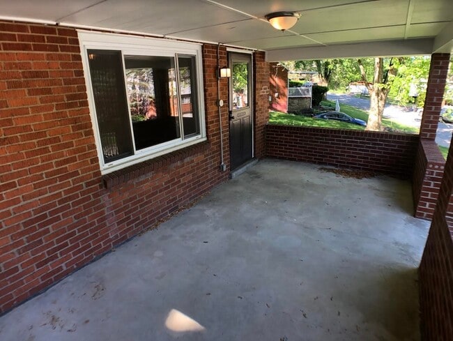 Building Photo - 640 Hillside Dr