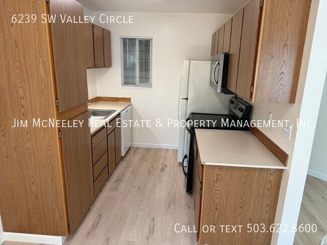 Building Photo - Beaverton, Top Unit, Two Bedroom,  One Bat...