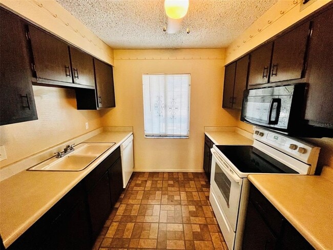 Foto del edificio - 7529 Pitch Pine Cir