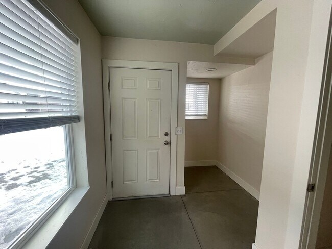 Building Photo - Columbia Falls Townhome
