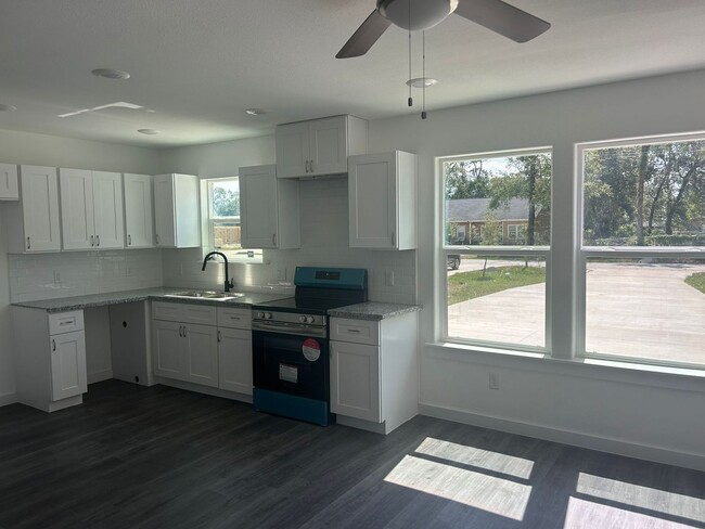 Building Photo - Brand new unit 3 bedrooms, 2.5 baths with ...