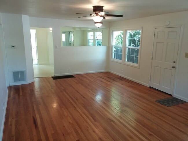 Building Photo - 3 Bedroom Redding Home with a Large Back Yard