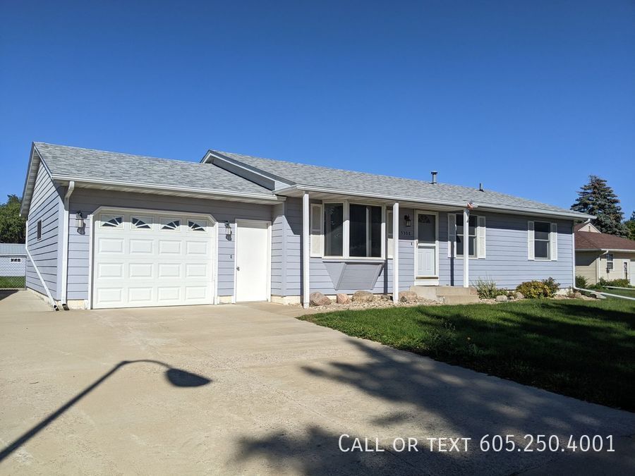 Foto principal - 4 Bedroom 1 Bathroom Single Family Home w/...
