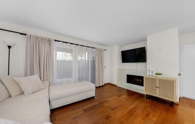Building Photo - Updated 2 BR 1 BA Condo w/ Private Patio!
