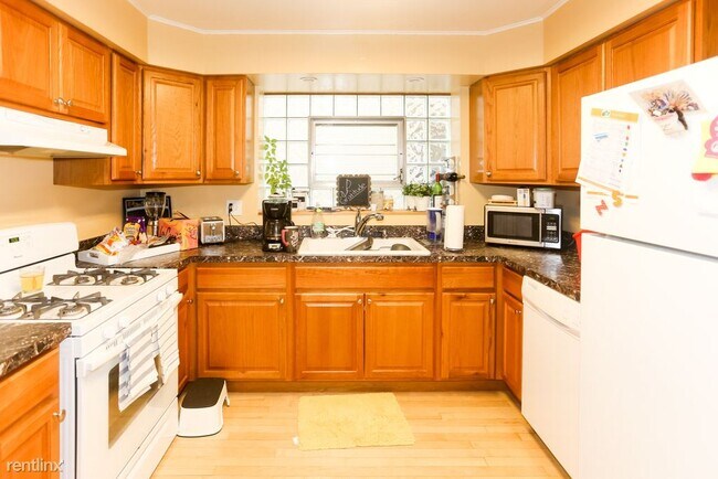 Building Photo - 5446 W Berteau Ave