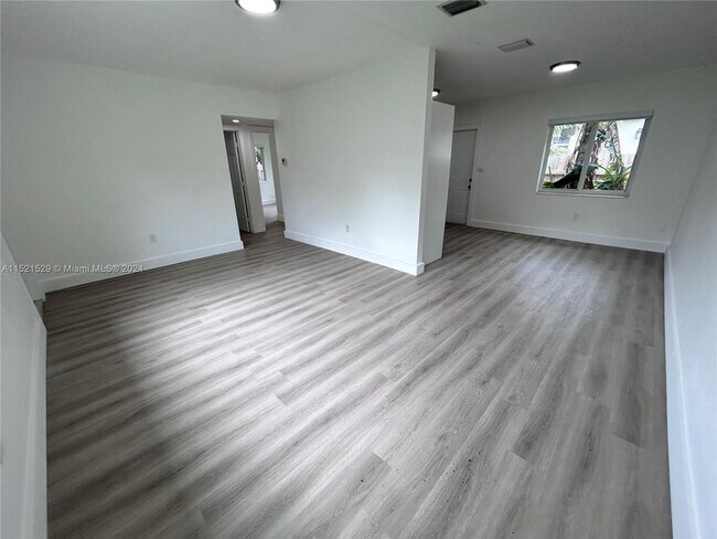 Foto del edificio - 1230 NW 8th Ct
