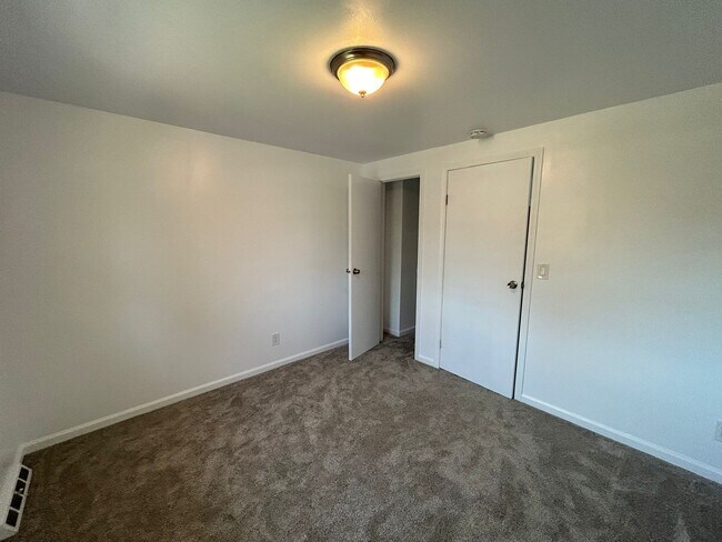 Building Photo - 238 Sunshine Dr