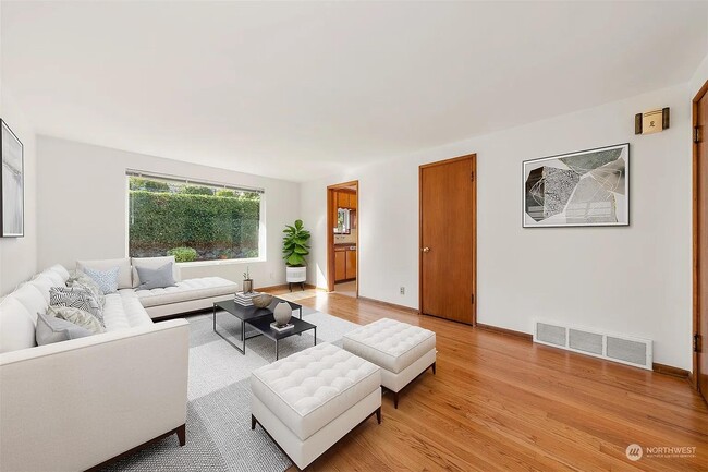 Living room - 3929 Woodland Park Ave N