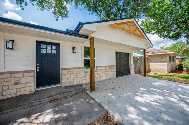 Building Photo - 5221 Libbey Dr