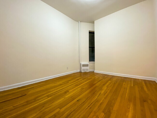 Building Photo - 420 E 83rd St