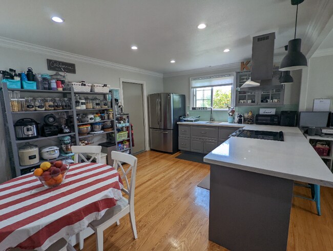 Building Photo - 3045 Spring Garden Dr
