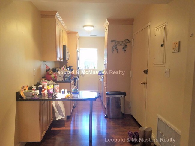 Building Photo - 148 Newton St