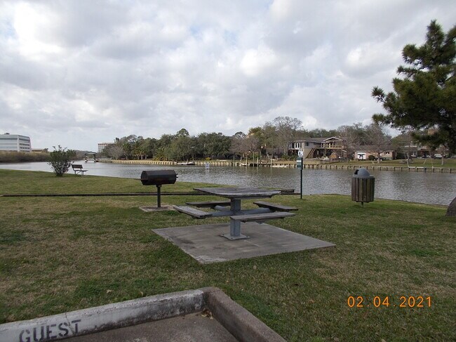 BBQ pit/picnic table - 18519 Egret Bay Blvd