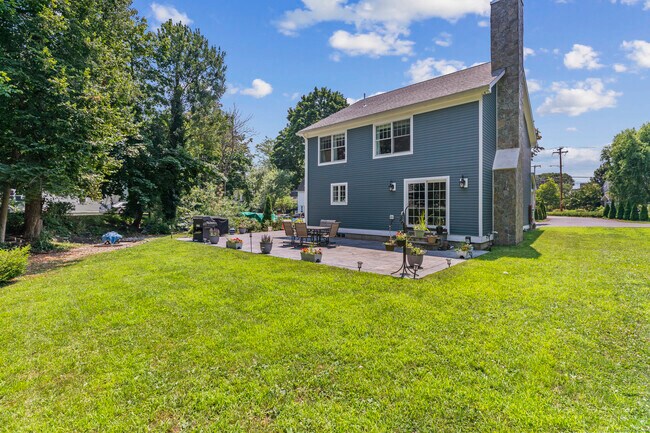 Foto del edificio - 328 Brewster St