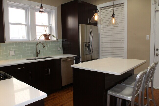 Building Photo - 4213 W Kamerling Ave