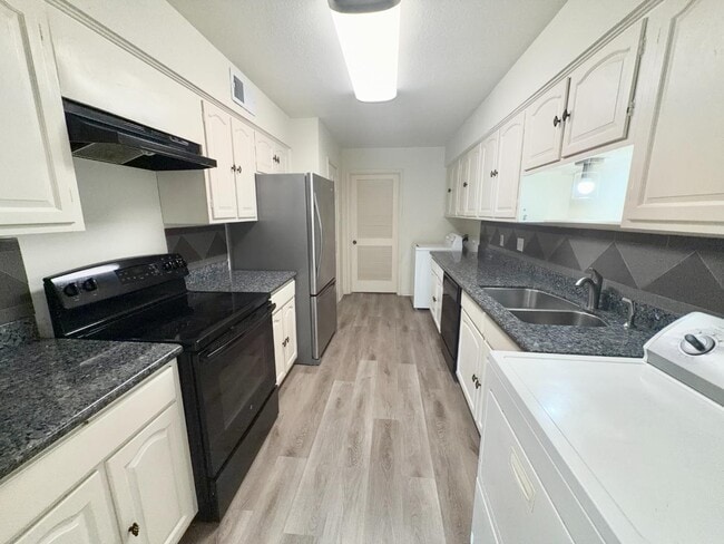 Building Photo - 12959 Trail Hollow Dr