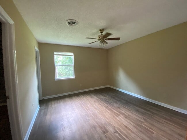 Building Photo - 2 Bedroom 2 Bath Townhouse