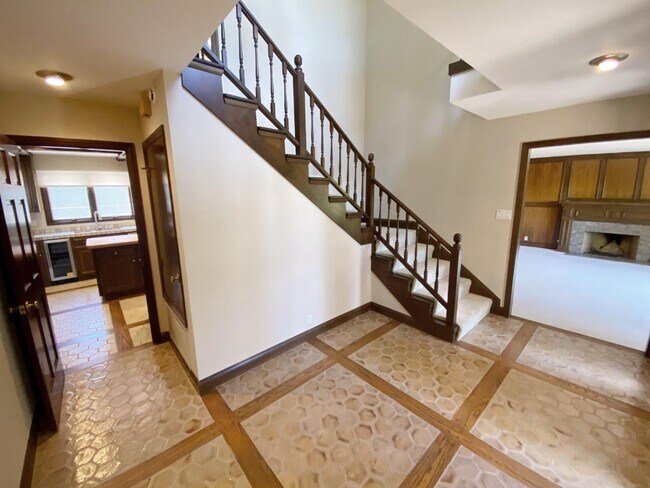 Building Photo - 2540 Skyfarm Dr