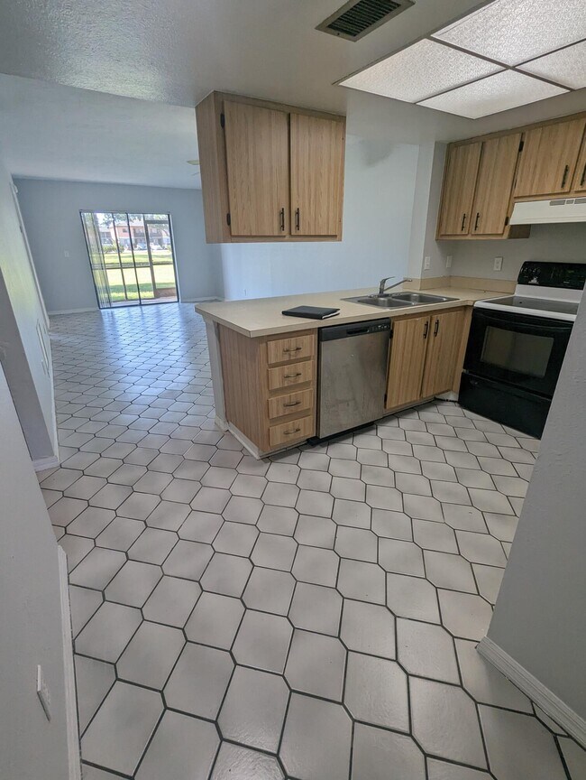 Building Photo - 1606 University Ln