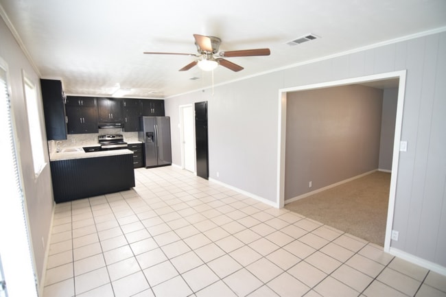 Building Photo - 3021 Shady Hill Dr