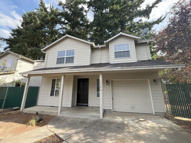 Foto del edificio - Spacious 4-Bedroom Home with Fireplace & C...