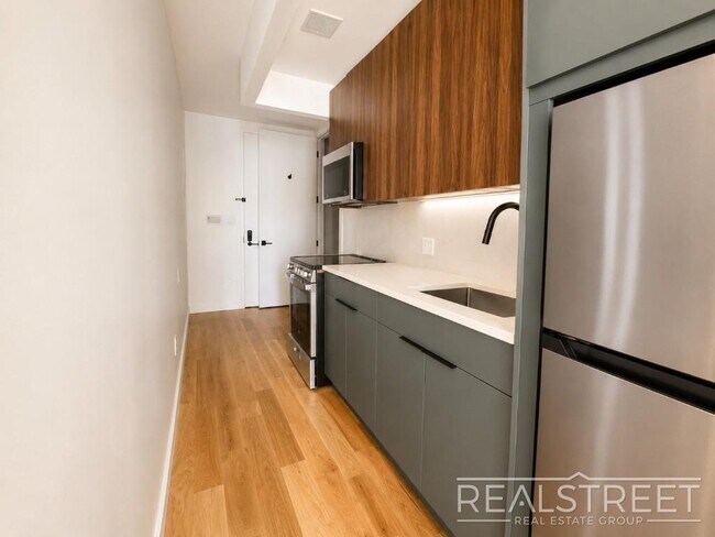 Building Photo - Two Bed Two Bath with Balcony!