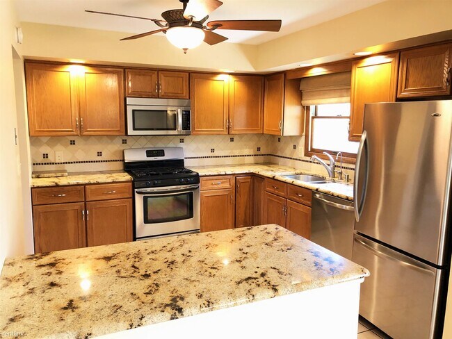 Building Photo - 3 br, 3 bath House - 221 Canterbury Dr